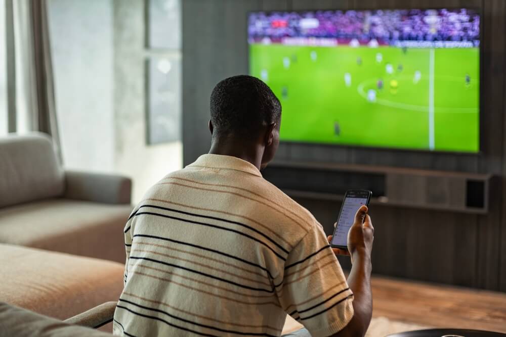 스포츠 중계 시청중인 남자