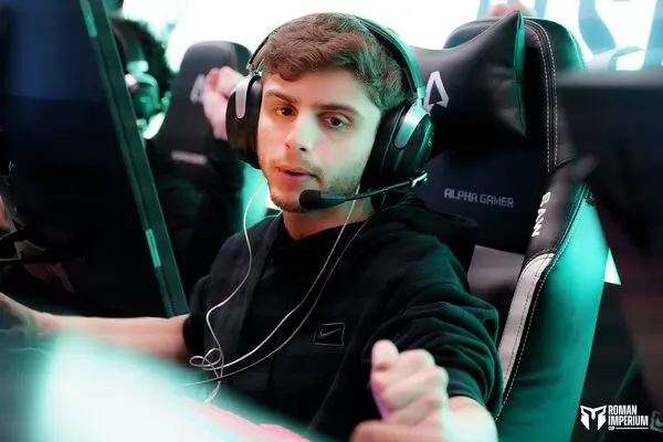 Professional gamer Tomaszin 'BESTIA' wearing a headset while playing CS2 at a gaming station